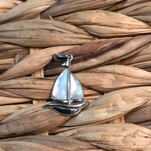 Cute Sterling silver pendant with mother of pearl